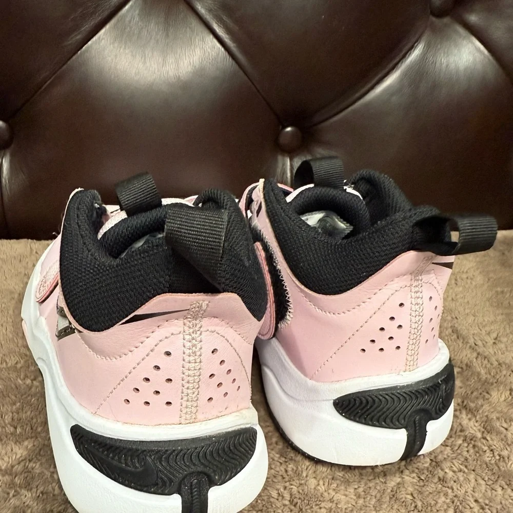 Nike Pink and Black Sneakers Modern Athletic Design